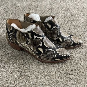 Madewell low Chelsea boot in snake embossed leather size 9